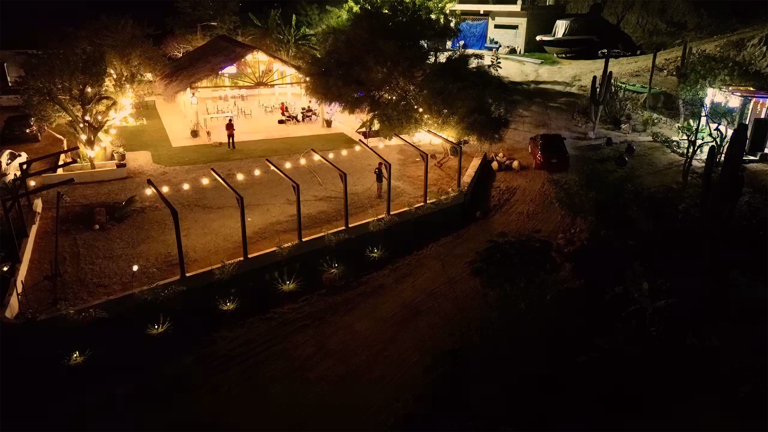 Vista aérea nocturna de la palapa iluminada
