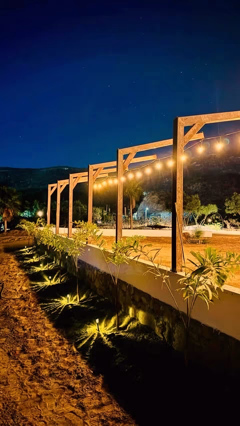 Pérgola con series de luces de noche