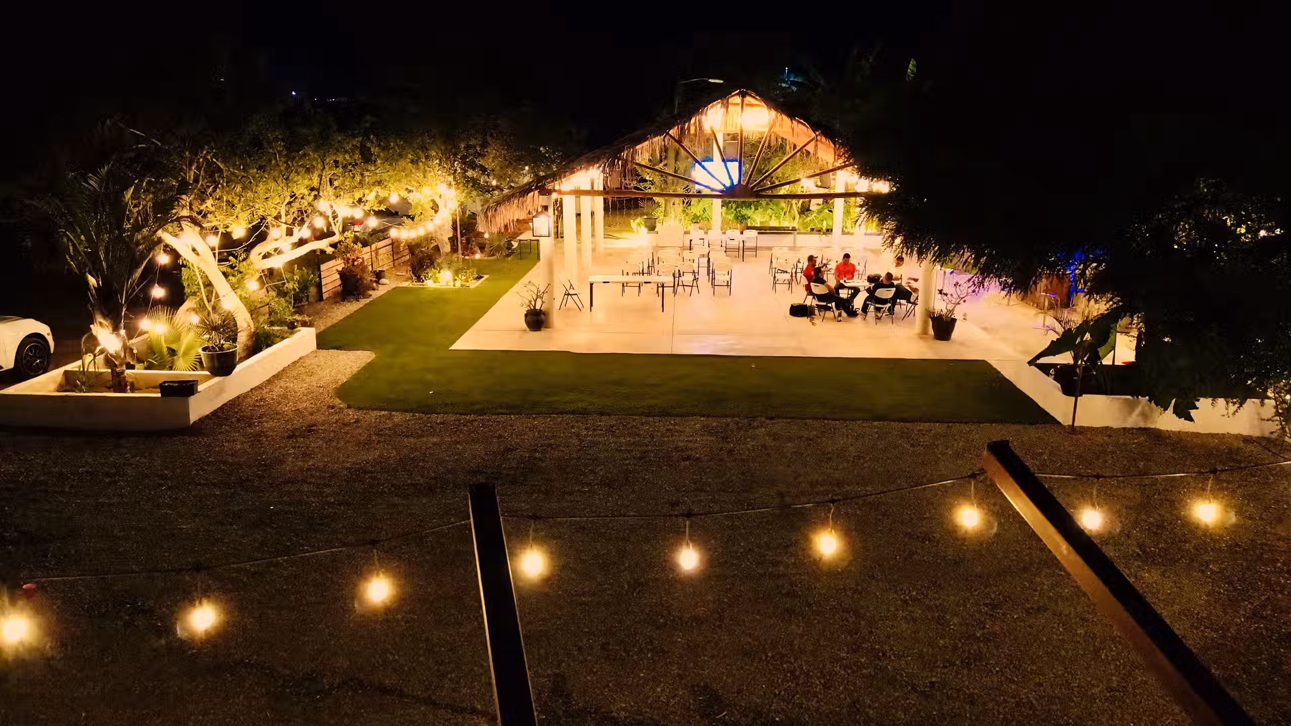 Área de descanso iluminada de noche